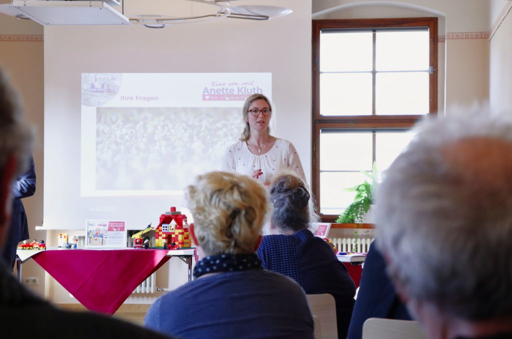 Anette Kluth und Gäste im Rathaus