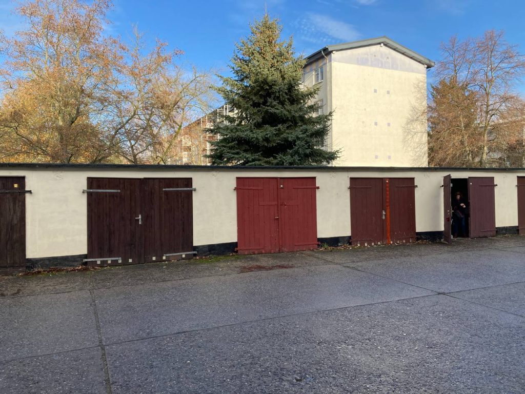 DDR-Garagen mit roten Türen in Bernau