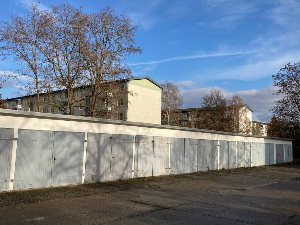 DDR-Garagen mit grauen Türen in Bernau