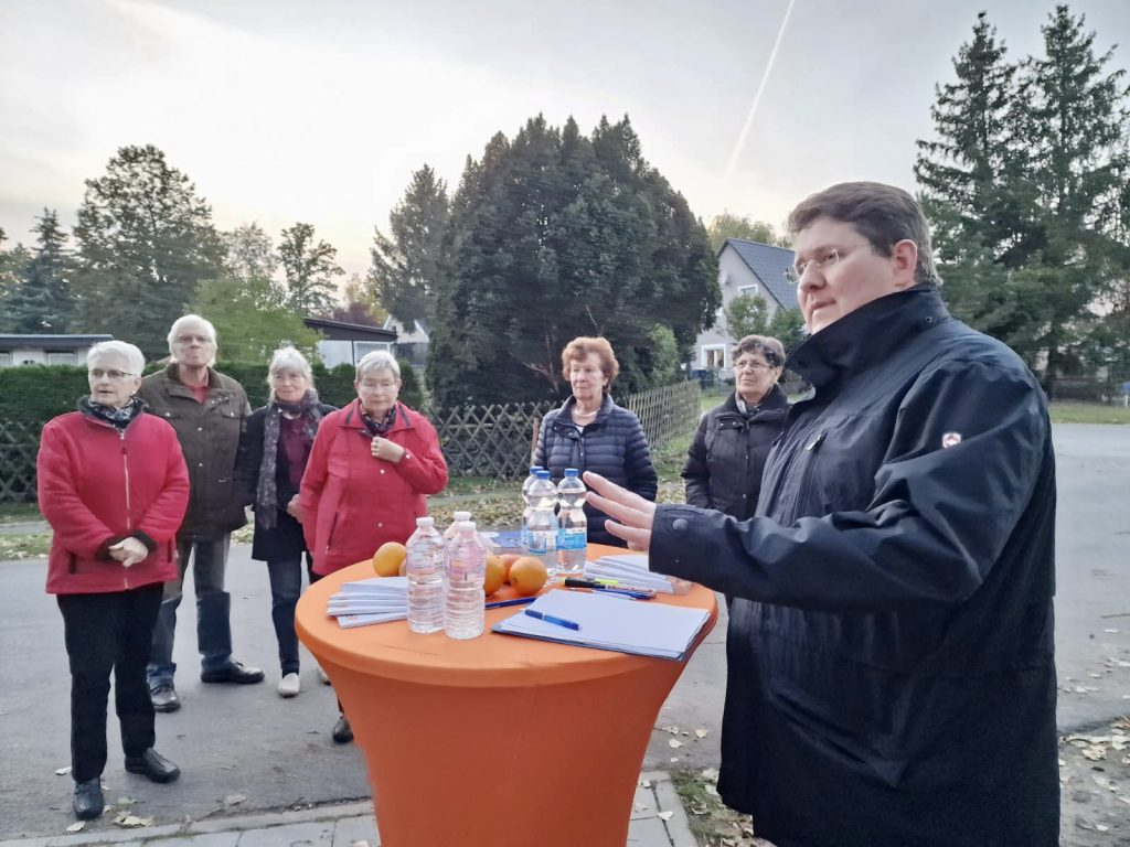 Speakers' Corner Eichwerder, Péter Vida und Nadine Schnittke reden mit Anwohnern