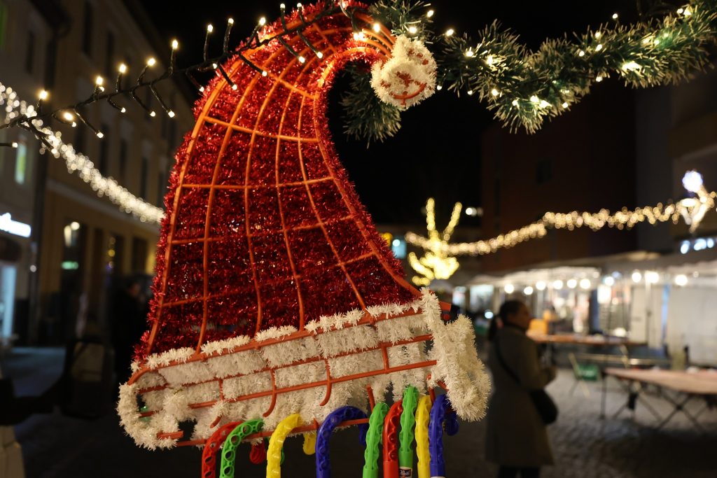 Weihnachtsdeko an Stand