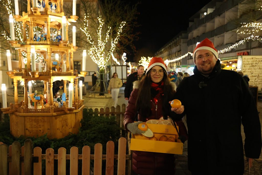 Péter Vida und Helene Hermann mit Orangen vor Pyramide