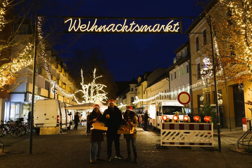 Péter Vida, Helene Hermann und Nadine Schnittke am Eingang des Weihnachtsmarktes Bernau