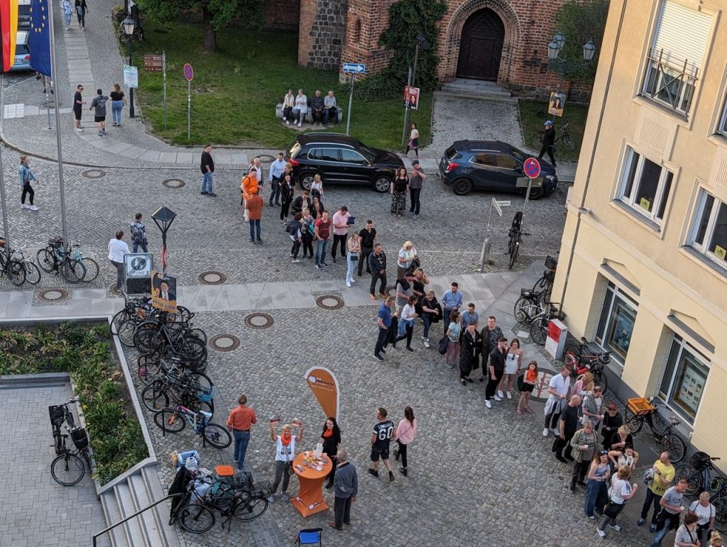 Lokaltour von oben fotografiert, viele Menschen