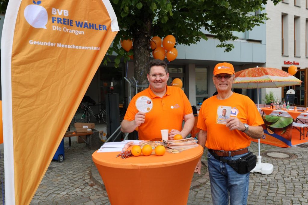 Péter Vida und Thomas Strese mit orangen T-Shirts in der Bürgermeisterstraße