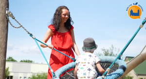 Nadine Schnittke mit Sohn auf Schaukel