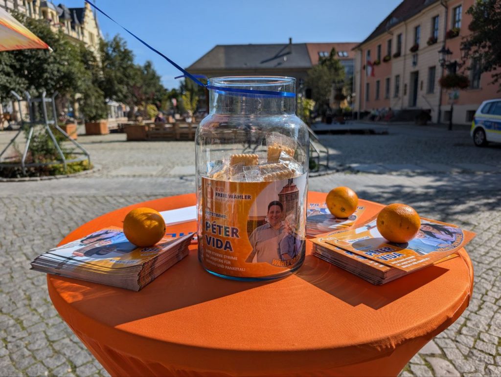 Werbeartikel BVB / FREIE WÄHLER auf einem Tisch auf dem Marktplatz