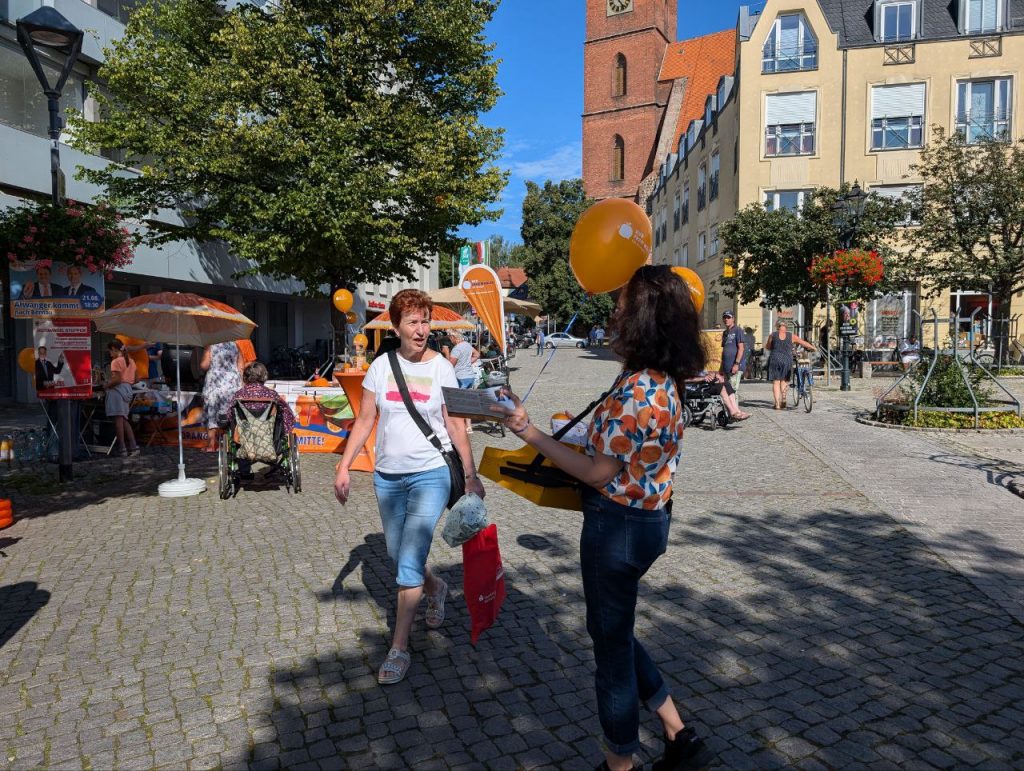 Nadine Schnittke verteilt Orangen