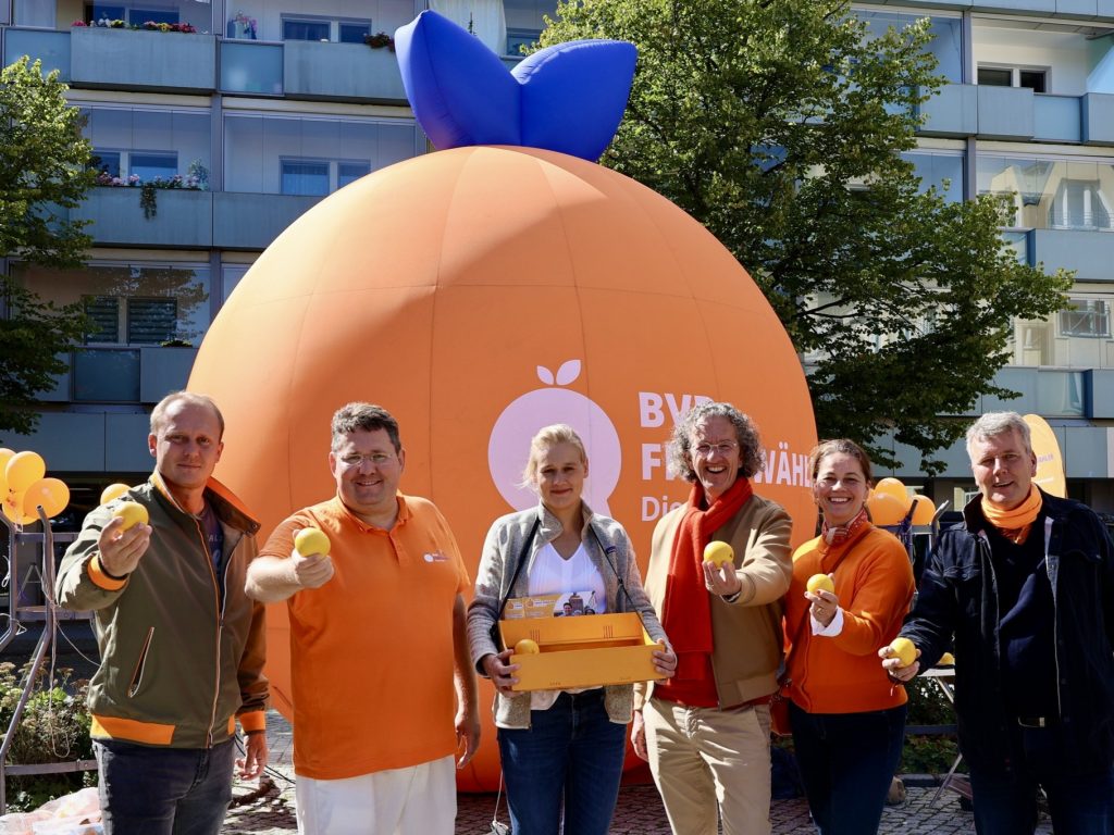 Péter Vida, Joachim Streit, Sabine Buder und Andere von BVB Freie Wähler auf dem Marktplatz mit Orangen