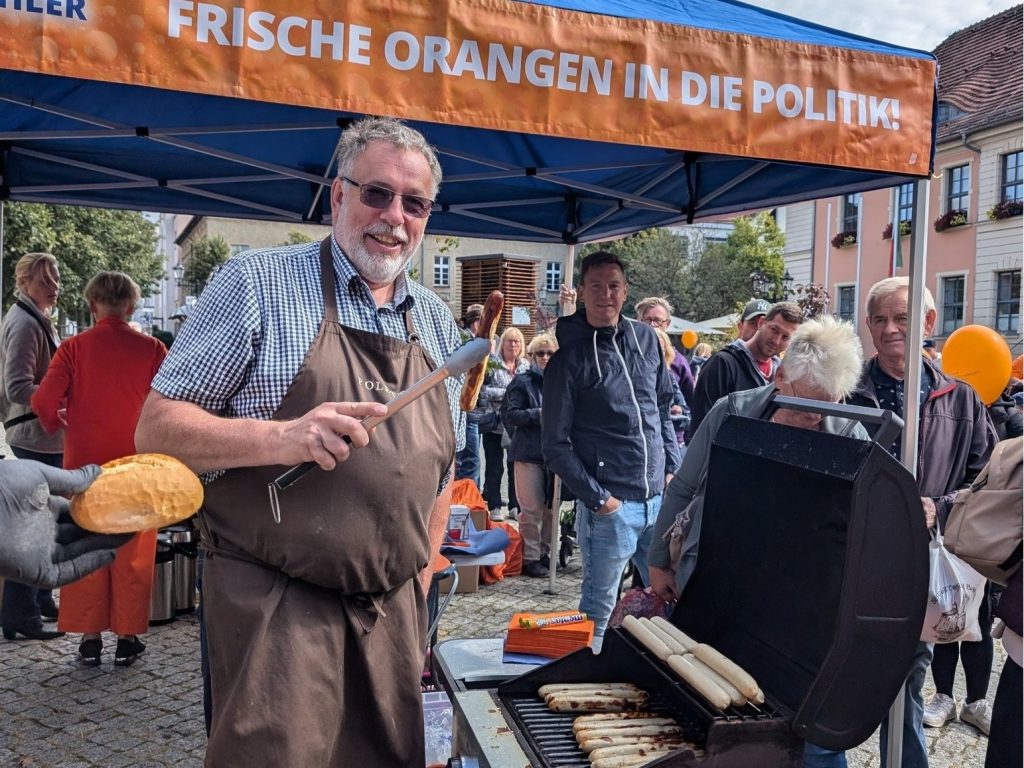 Viele Menschen stehen am Grill an