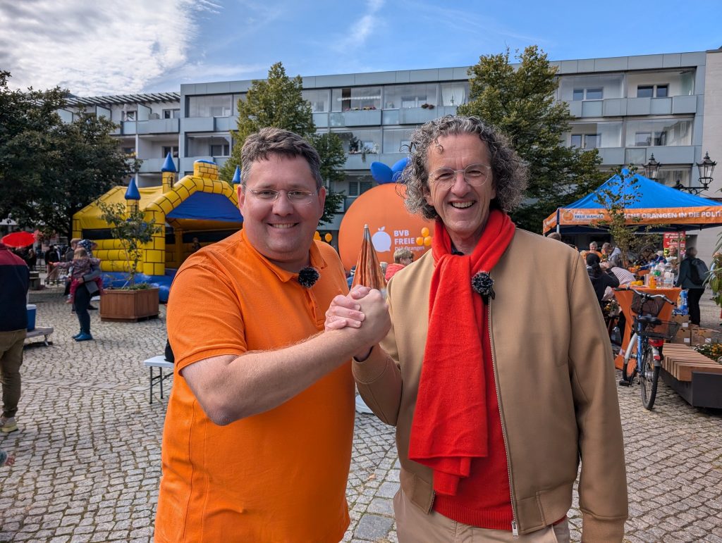 Péter Vida und Joachim Streit Handschlag auf Marktplatz