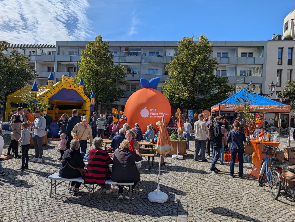Viele Menschen auf dem Marktplatz