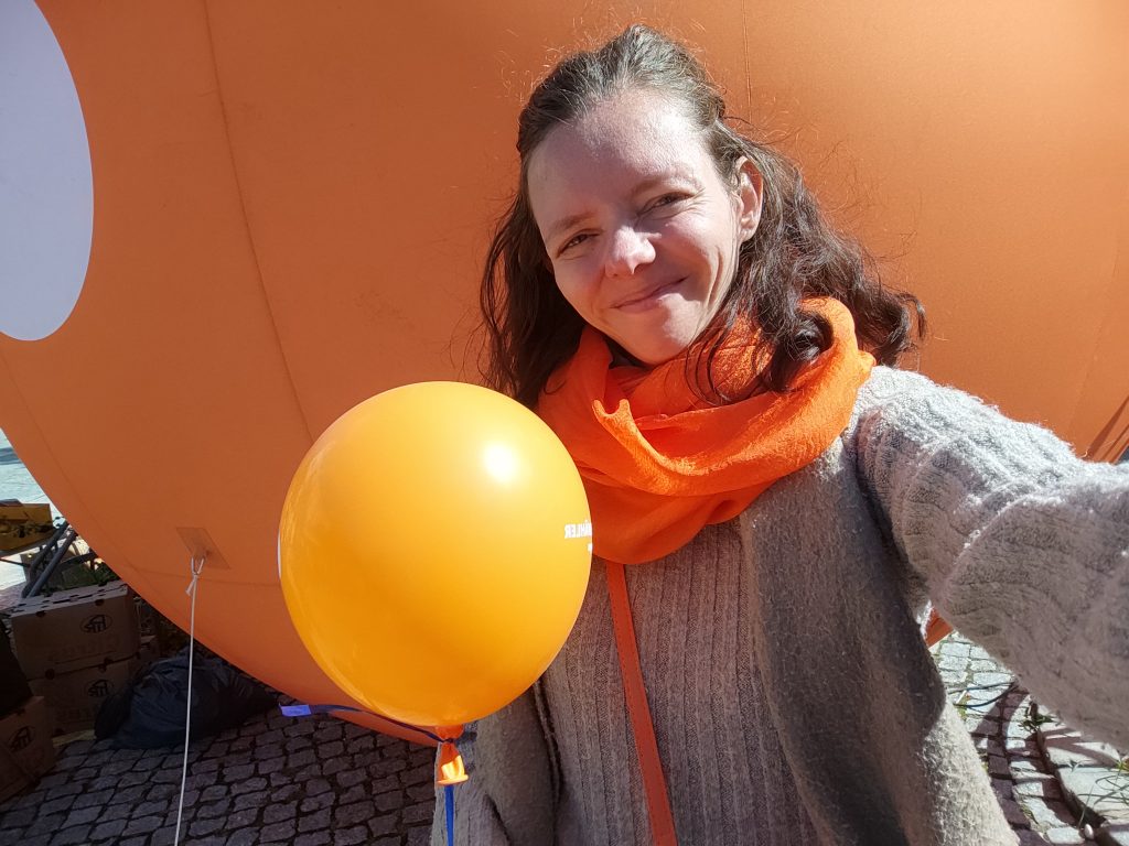 Nadine Schnittke mit Luftballon auf dem Marktplatz