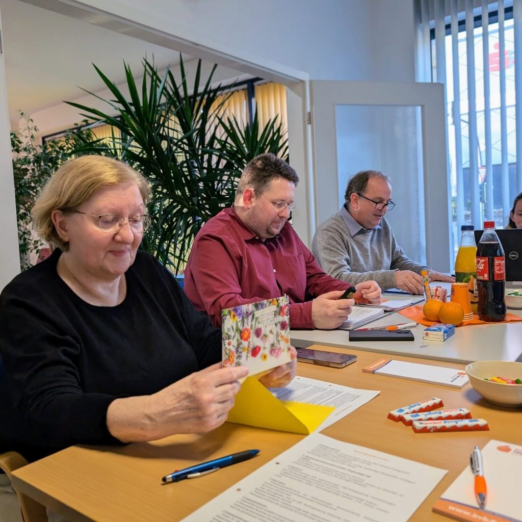 Anna Vida, Péter Vida, Jan Bernatzki sitzen am Tisch