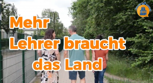 Nadine Schnittke, Julia Schmitz, Jan Heide laufen vor Schule