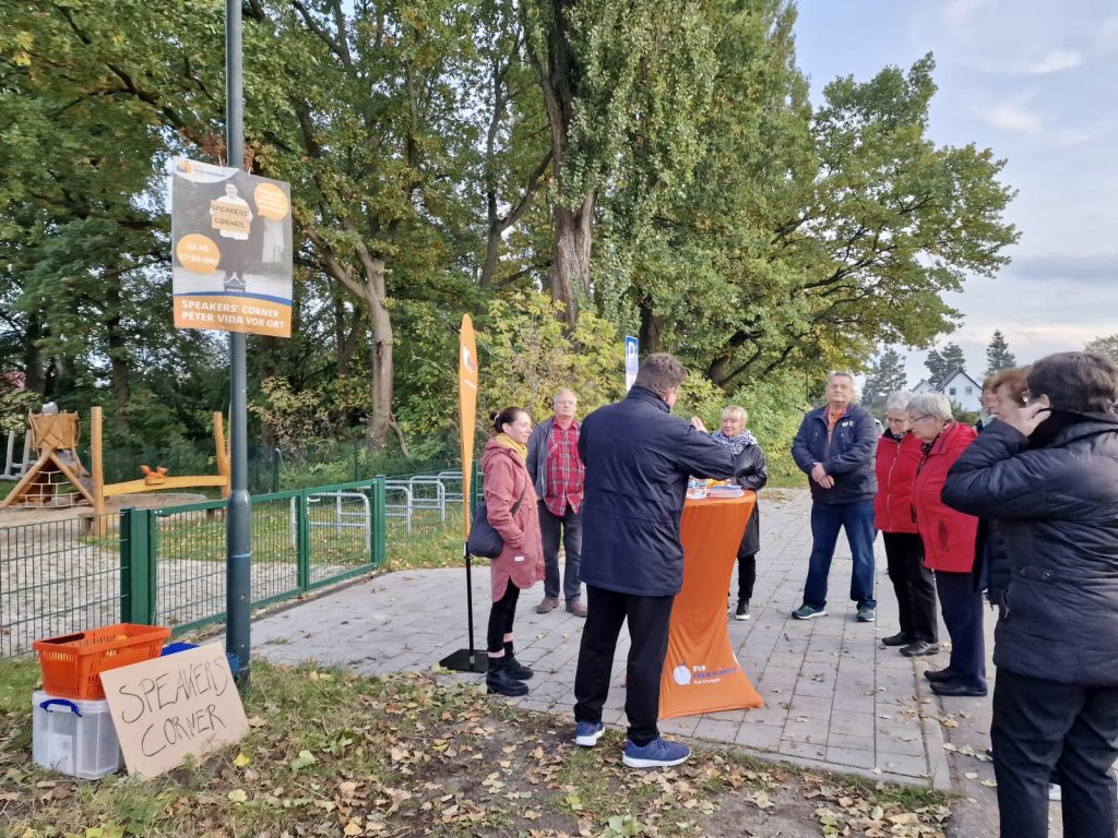 Speakers' Corner Eichwerder, Nadine Schnittke und Péter Vida sprechen mit Anwohnern