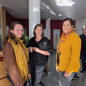Nadine Schnittke, Margit W., Julia Schmitz stehen nebeneinander auf der Klausurtagung