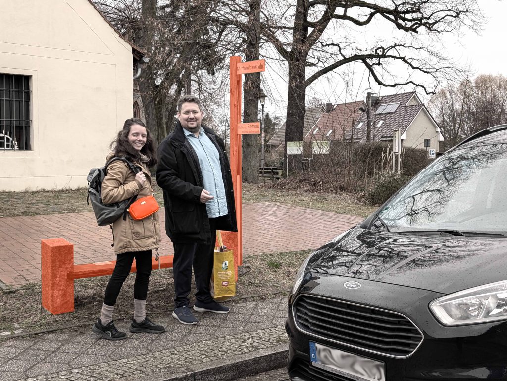 Mitfahrbänke, Nadine und Péter Vida warten auf Auto in Werneuchen