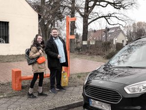 Mitfahrbänke, Nadine und Péter Vida warten auf Auto in Werneuchen