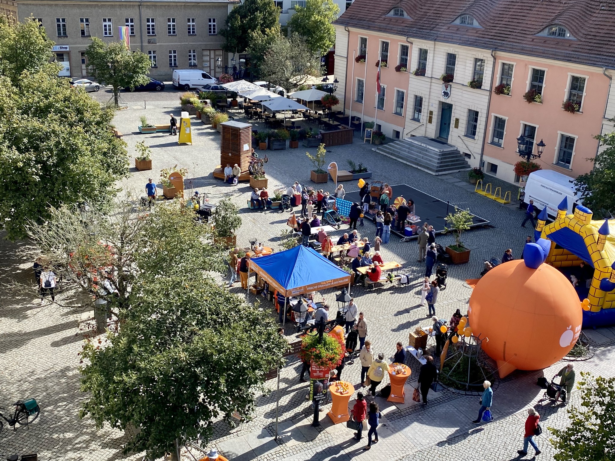 Familienfest auf dem Marktplatz, Blick von oben, Hüpfburg, Glücksrad