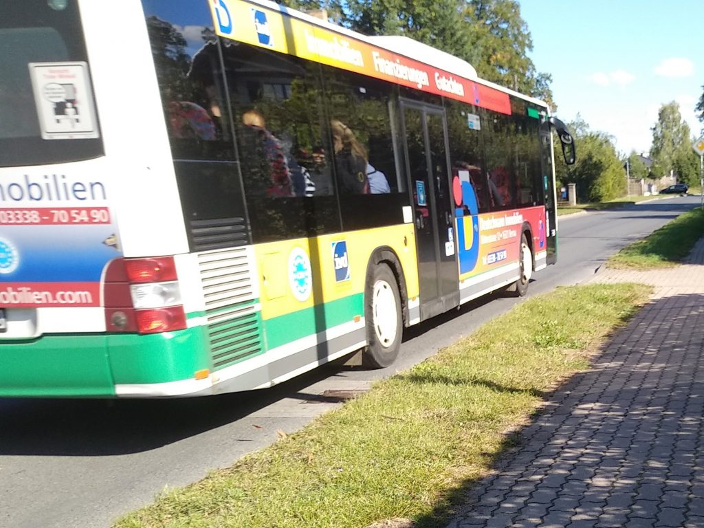 Bus von hinten zu sehen