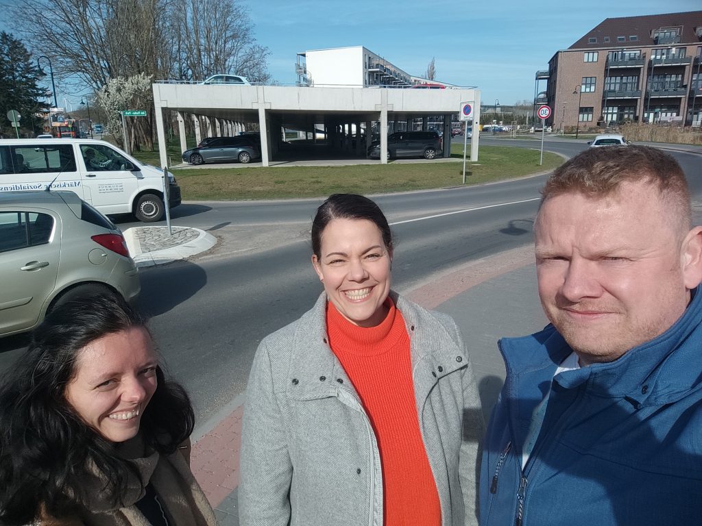 Julia Schmitz, Nadine Schnittke, Thomas Uhlemann an Kreuzung Schönfelder Weg