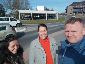 Julia Schmitz, Nadine Schnittke, Thomas Uhlemann an Kreuzung Schönfelder Weg