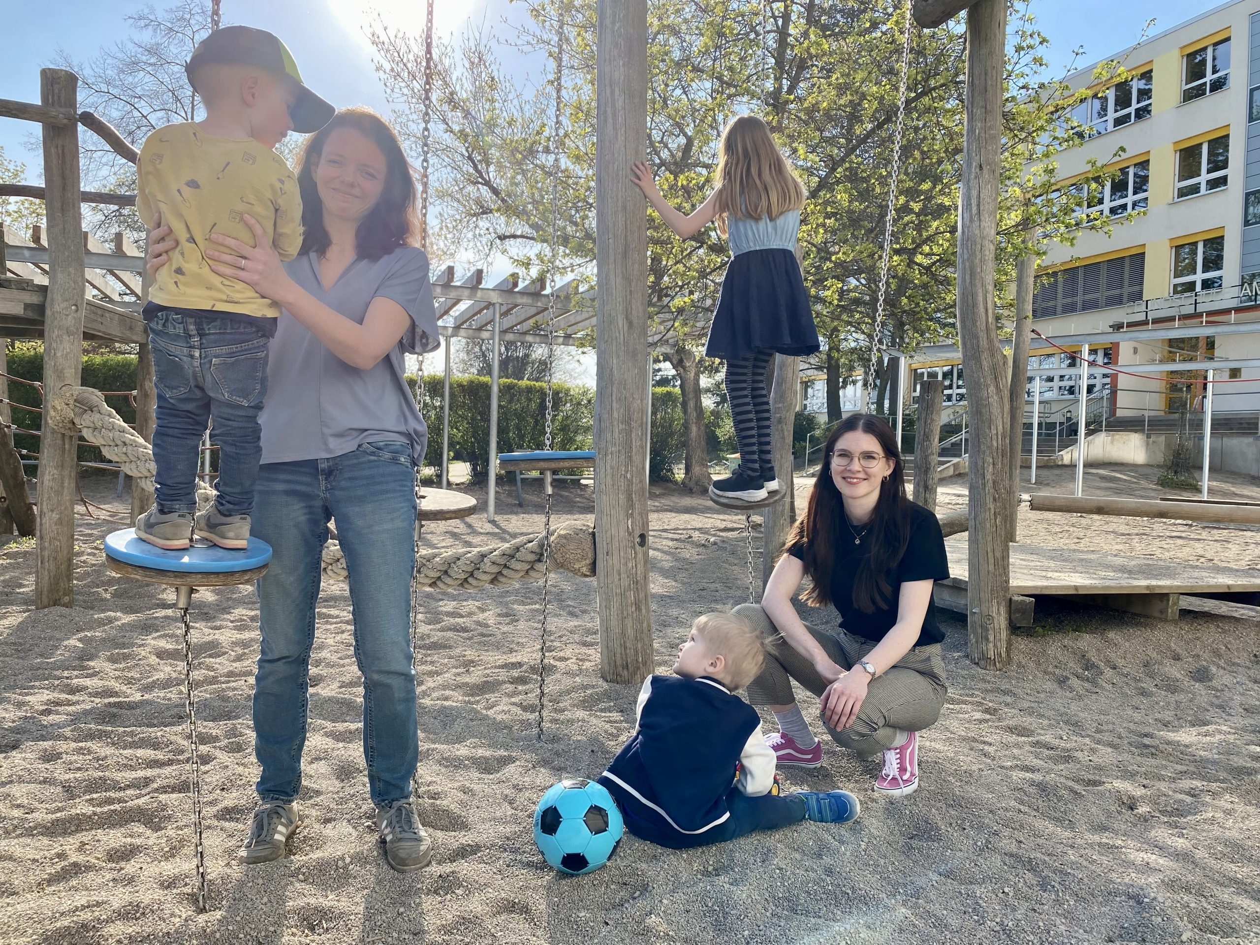 Nadine Schnittke und Kinder auf Spielplatz