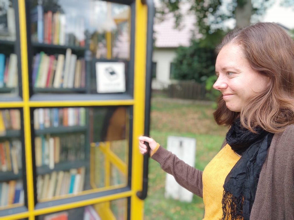 Nadine Schnittke öffnet Bücherzelle