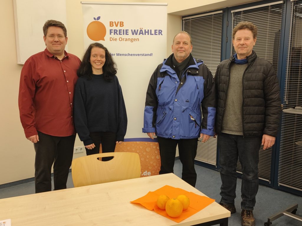 Péter Vida, Nadine Schnittke, Jan Bernatzki, Thomas Hannusch stehen vor Flipchart im Ortsteilzentrum Schönow