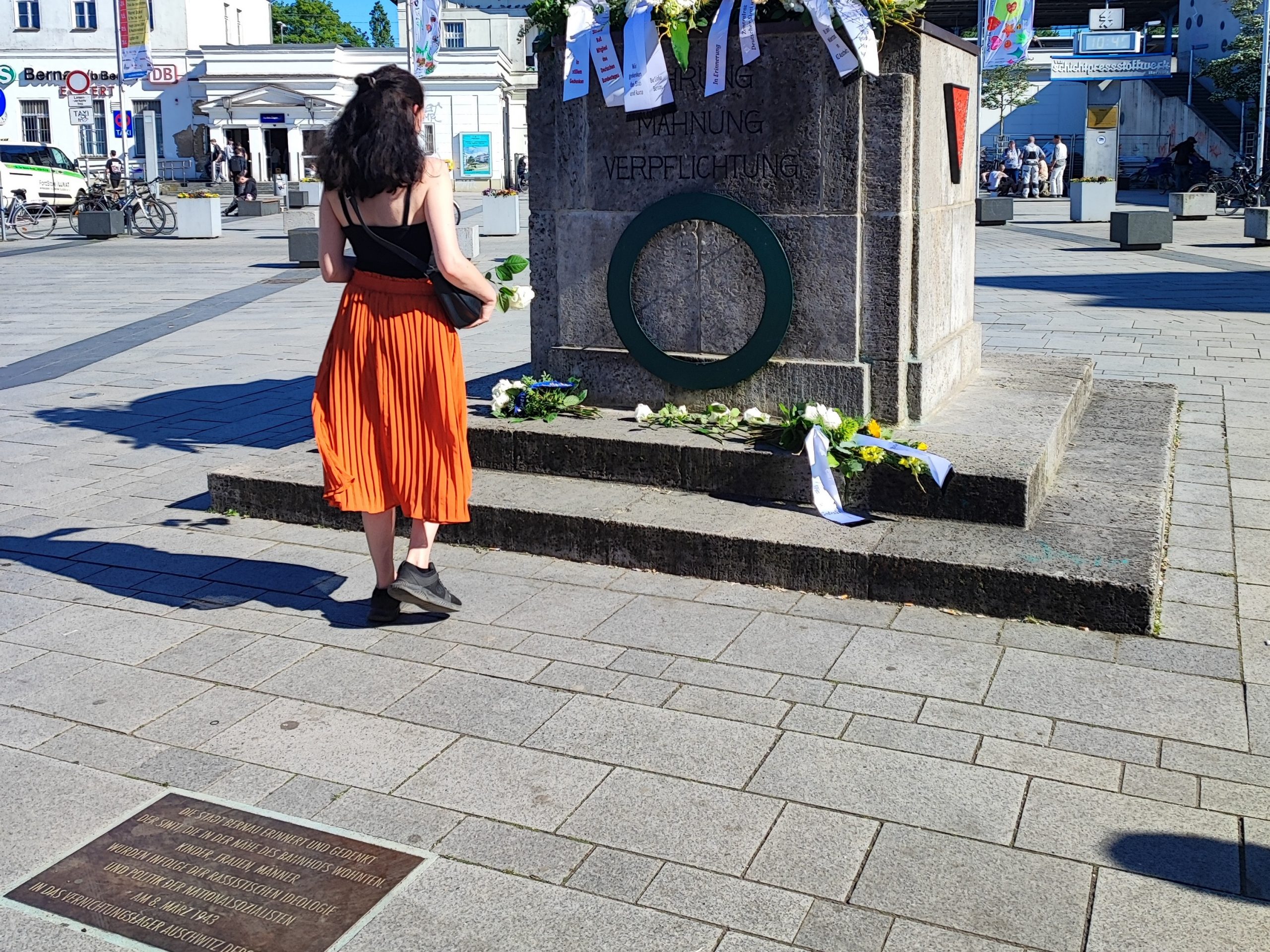 Nadine Schnittke vor der Gedenktafel Sinti und Roma
