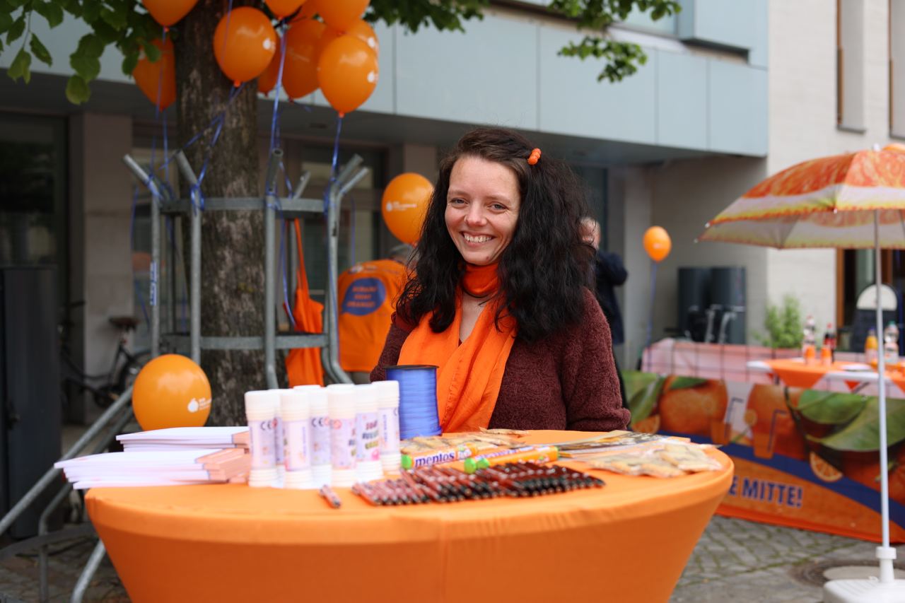 Nadine Schnittke an Tisch mit Werbartikeln in der Bürgermeisterstraße