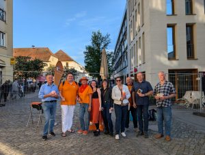 Mitstreiter von BVB / FREIE WÄHLER Bernau stehen nebeneinander vorm Rathaus