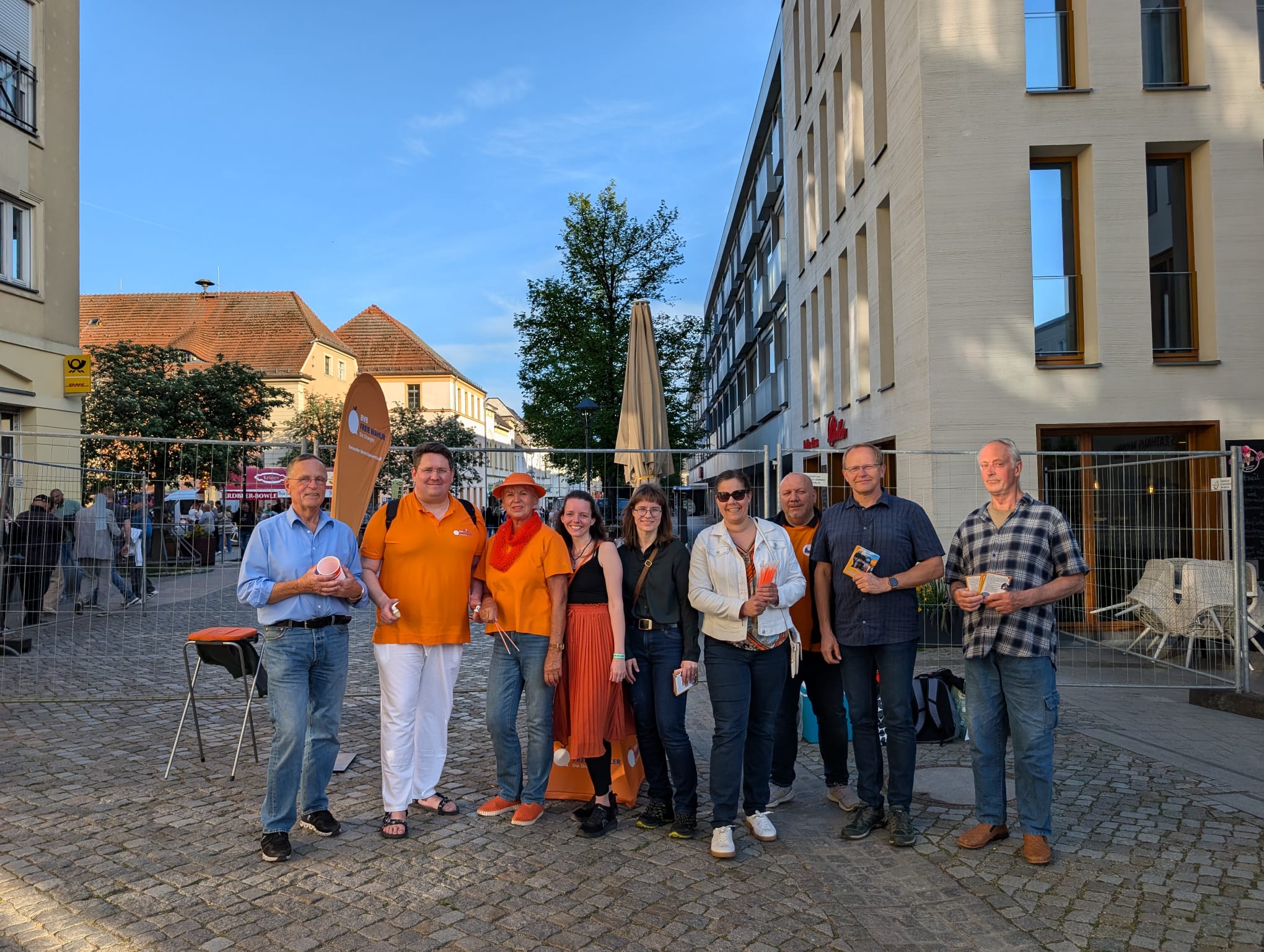 Mitstreiter von BVB / FREIE WÄHLER Bernau stehen nebeneinander vorm Rathaus