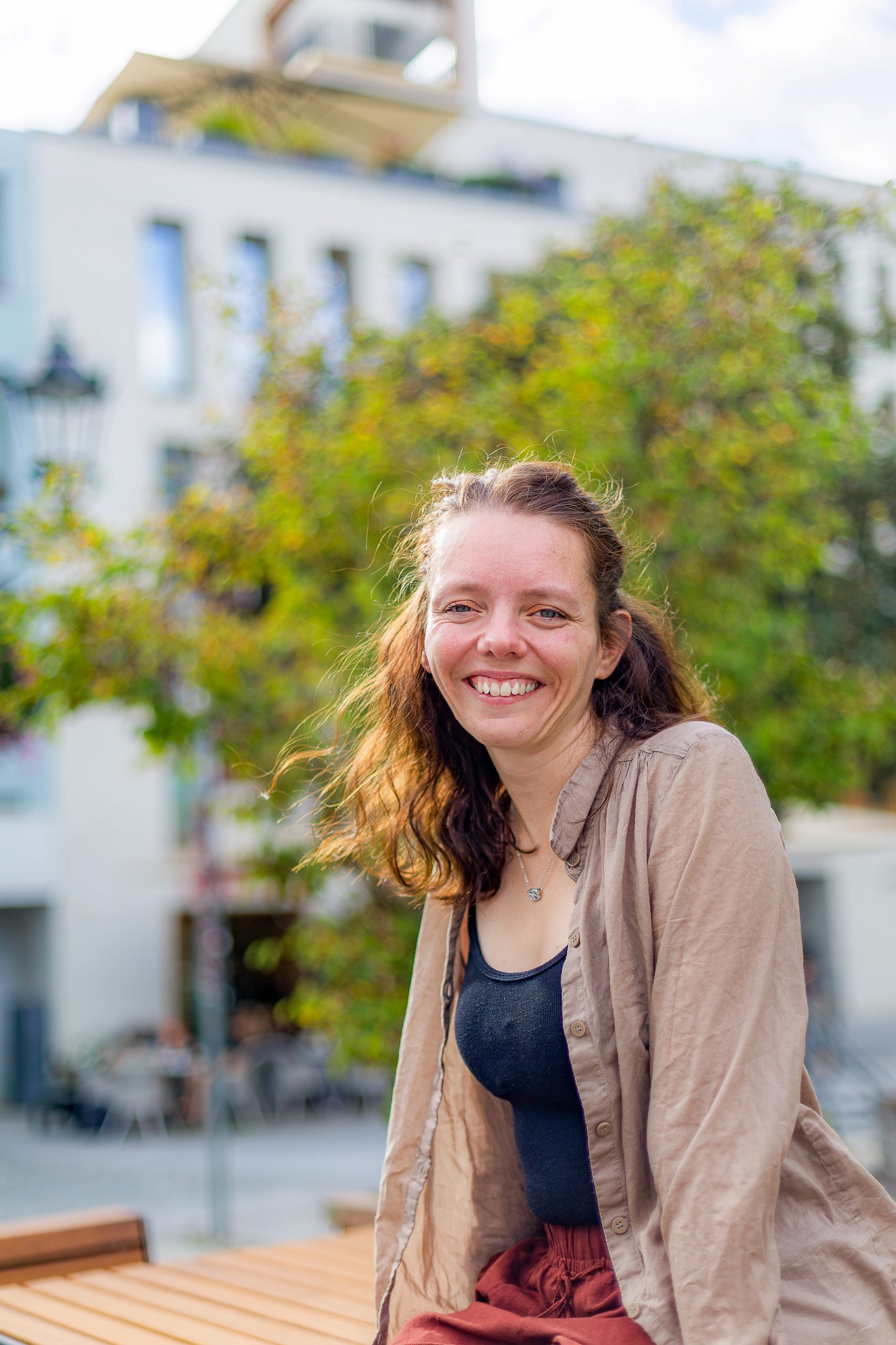 Nadine Schnittke auf Marktplatz mit schwarzem Top und braunem Hemd