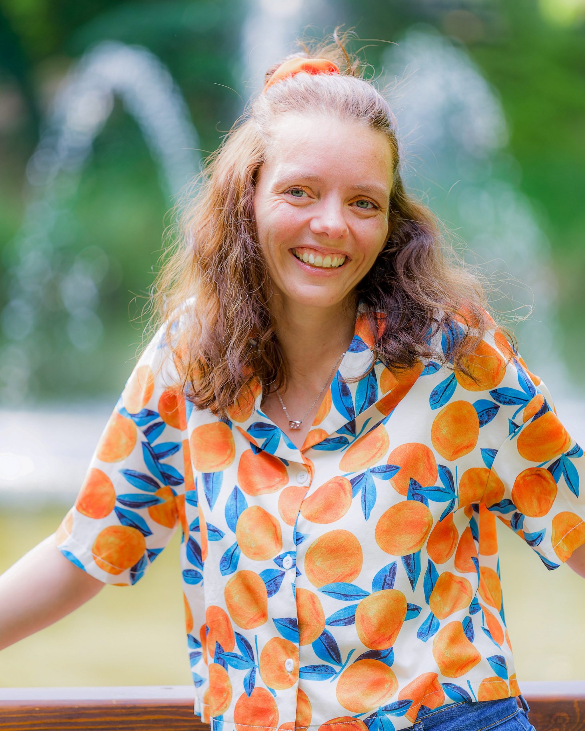 Nadine Schnittke mit buntem Hemd im Park