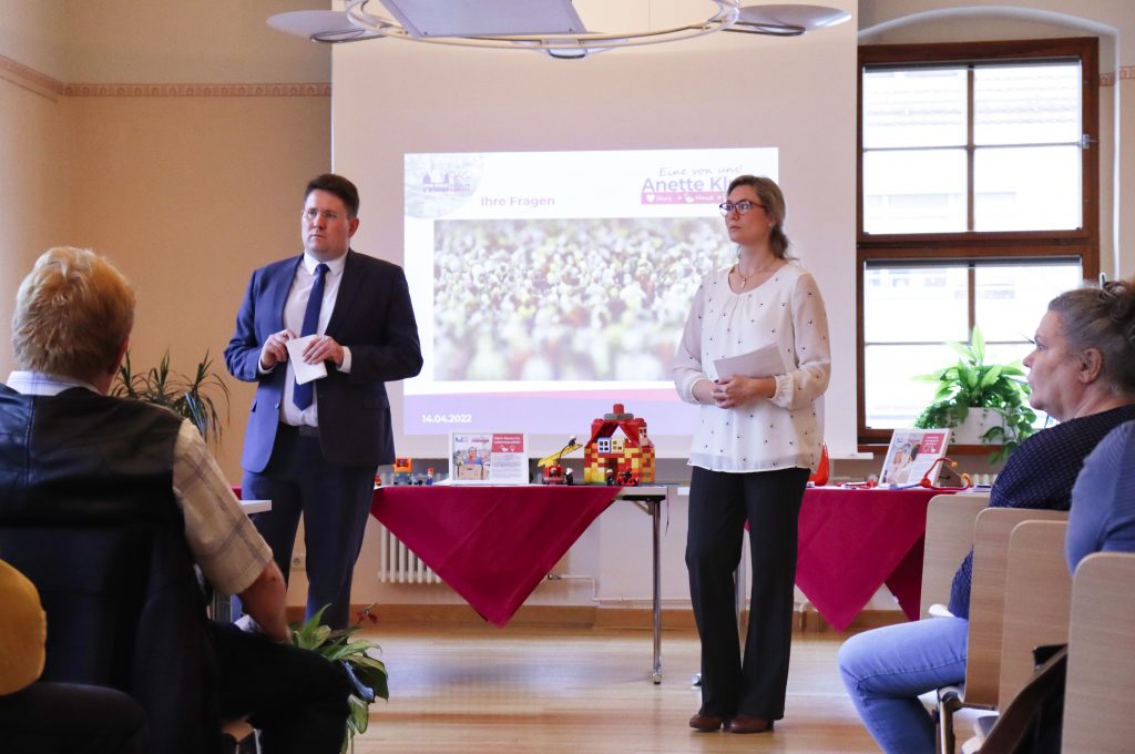 Péter Vida und Anette Kluth im Rathaus bei Bürgerversammlung
