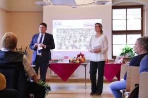 Péter Vida und Anette Kluth im Rathaus bei Bürgerversammlung