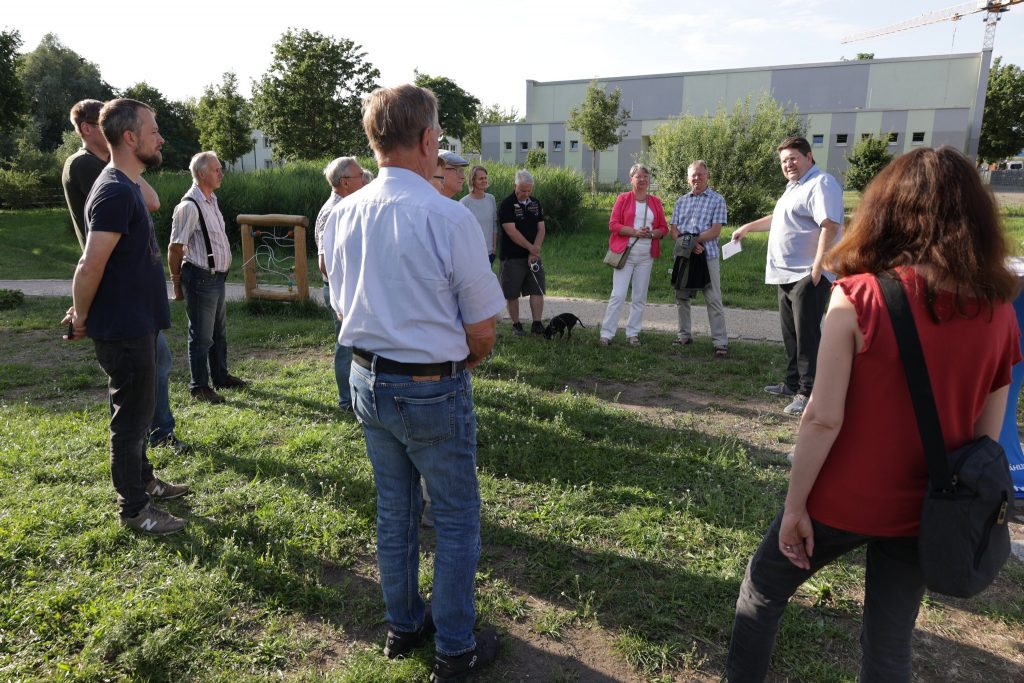 Nadine Schnittke und Bürger aus Nibelungen stehen um Péter Vida herum