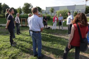 Nadine Schnittke und Bürger aus Nibelungen stehen um Péter Vida herum