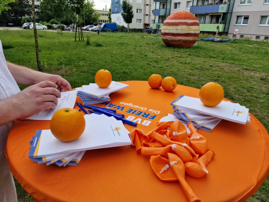 Tisch mit Werbematerial von BVB / FREIE WÄHLER