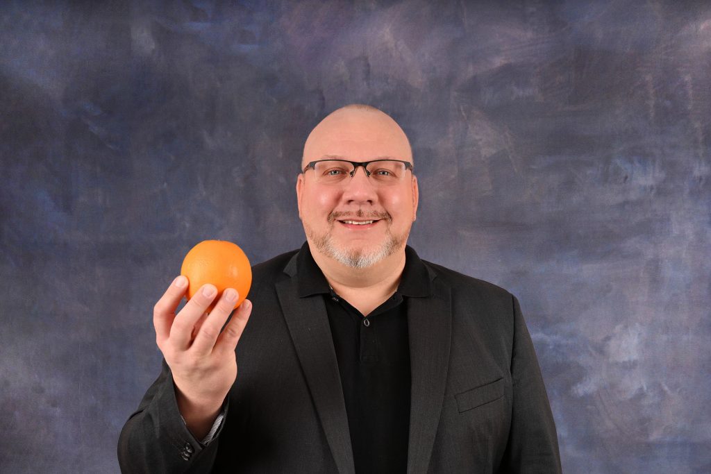 Alex Morzinek mit Orange in der Hand