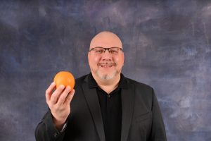 Alex Morzinek mit Orange in der Hand