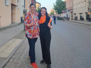 Julia Schmitz und Nadine Schnittke mit Knicklichtern auf der Berliner Straße