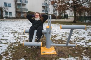 Nadine auf Mehrgenerationenspielplatz
