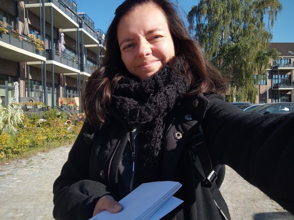 Nadine Schnittke verteilt Briefe im Pankepark