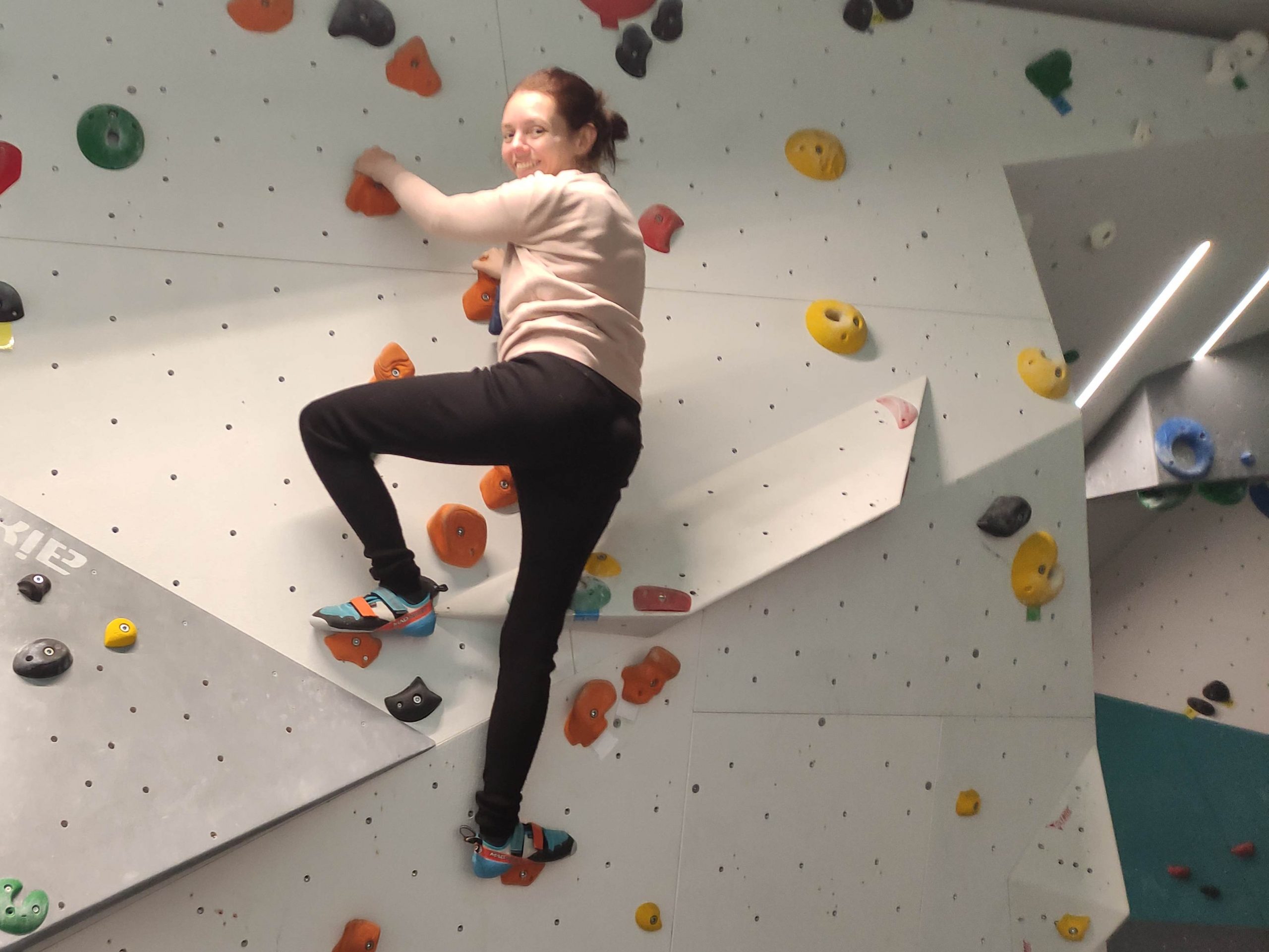 Nadine beim Bouldern