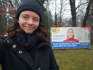 Nadine vor Anette Kluths Plakat