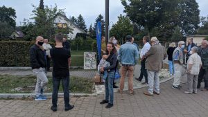 Nadine Schnittke und andere Bürger stehen im Blumenhag