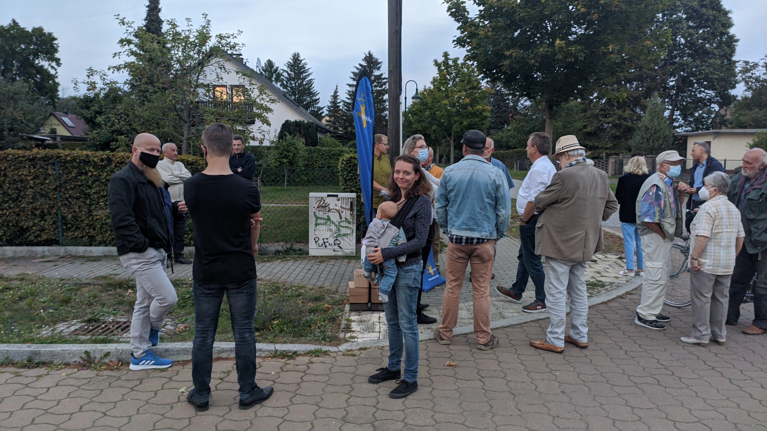 Nadine Schnittke und andere Bürger stehen im Blumenhag